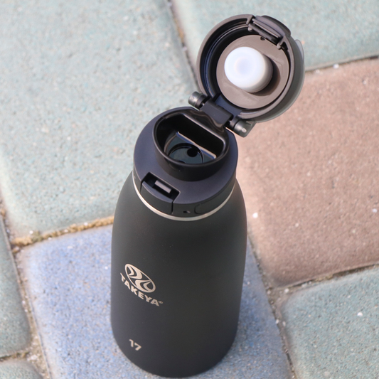 traveler-fliplocktm-lid-s3 96076-R-TravelerLid-Lifestyle-Onyx.png